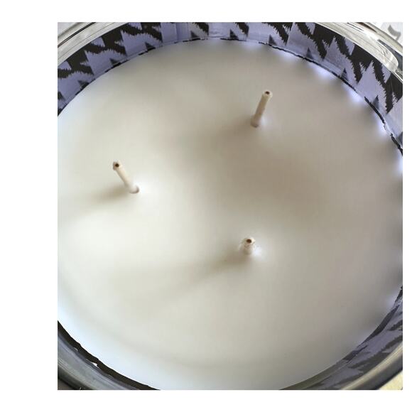 Bath & Body Works Emily in Paris Lavender Luxe Candle - Picture 4 of 4